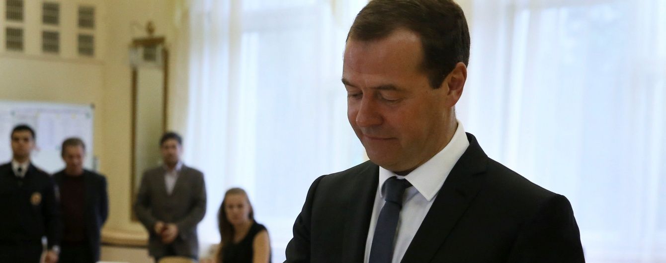 Вкидають бюлетені, як м'ясо у борщ. Добірка відео порушень на виборах у Росії