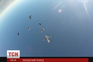 На Дніпропетровщині парашутисти встановили рекорд України з фріфлаю