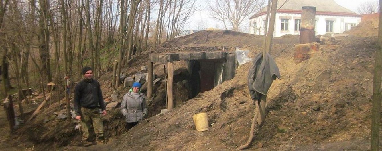 Боєць АТО, який жив у землянці з родиною, показав отримане зі скандалами нове житло