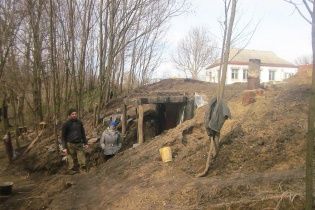 Боєць АТО, який жив у землянці з родиною, показав отримане зі скандалами нове житло