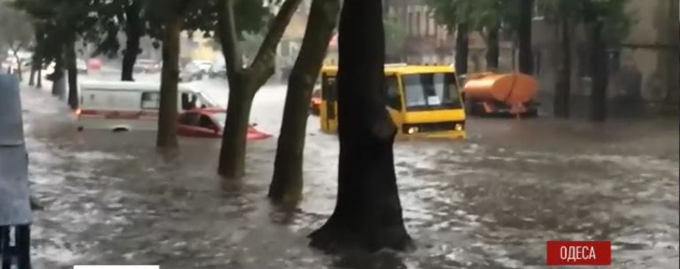 Негода в Одесі: машини плавають у високій воді, а повалені дерева перекривають вулиці