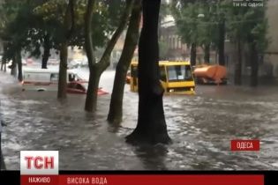 Негода в Одесі: машини плавають у високій воді, а повалені дерева перекривають вулиці