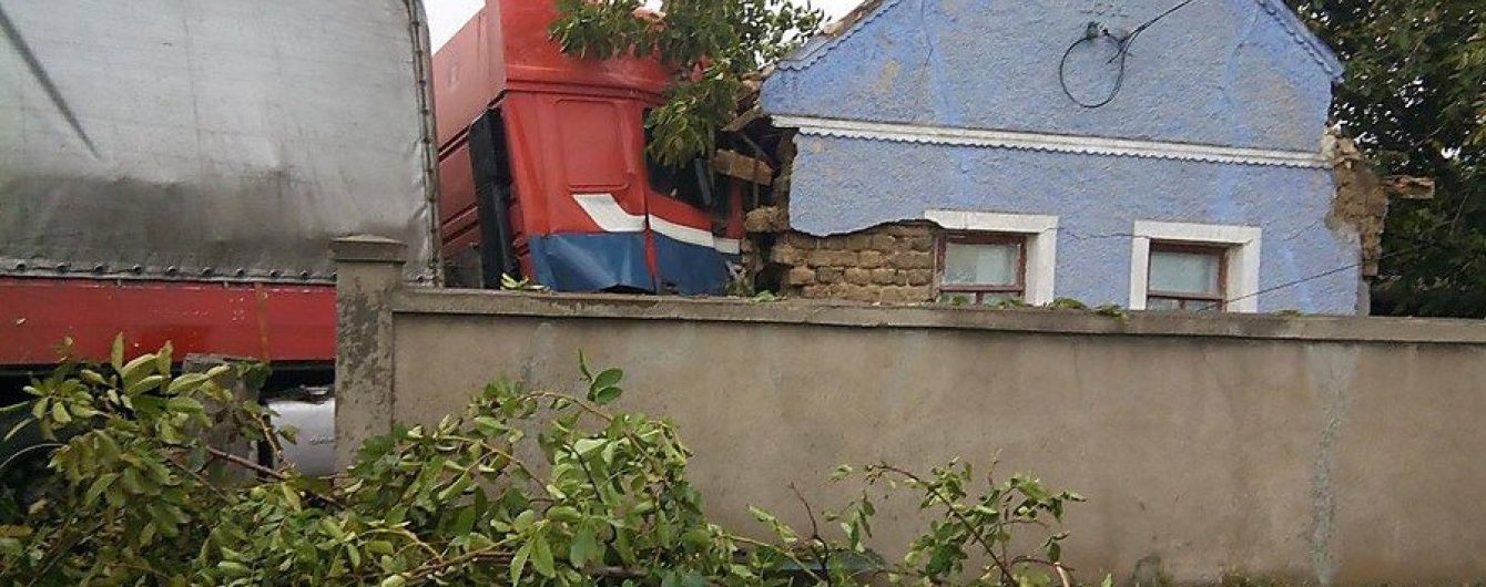 На Миколаївщині фура протаранила житловий будинок