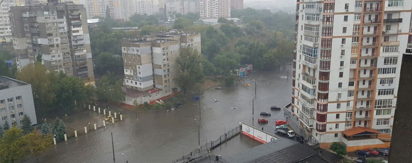 В Одессе предложили сократить рабочий день из-за сильного ливня
