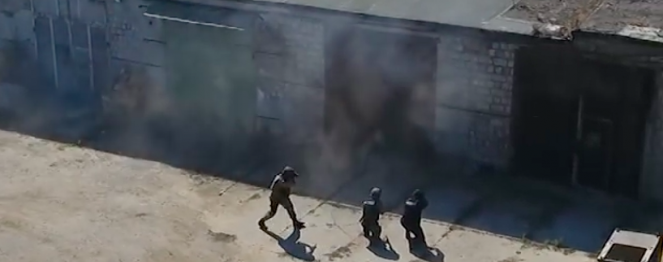 Поліція показала відео звільнення з полону дружини кримінального авторитета