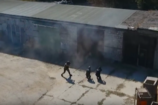 Поліція показала відео звільнення з полону дружини кримінального авторитета