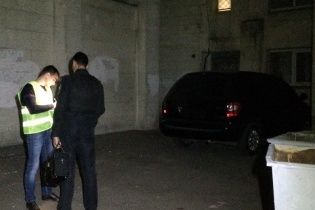В Киеве преступники в форме СБУ отобрали у мужчины сумку с 2 млн грн