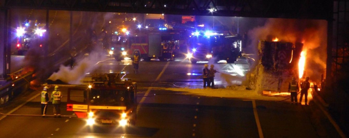В Великобритании под серию загадочных взрывов на автотрассе загорелся грузовик