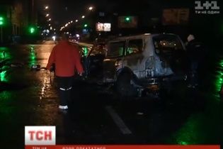 П'яний чоловік у Києві вкрав машину і потрапив в ДТП: позашляховик згорів вщент