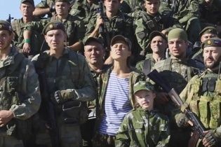 Безумство прогресує: Чичеріна пліч-о-пліч з бойовиками заспівала "гімн" терористів
