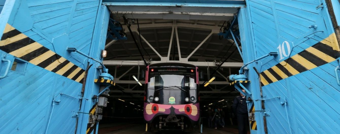 У київському метро грабіжники почали виривати мобільники з рук пасажирів – поліція