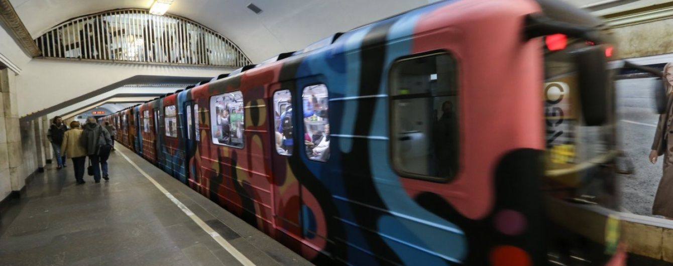 В Киеве под поезд метро упал мужчина