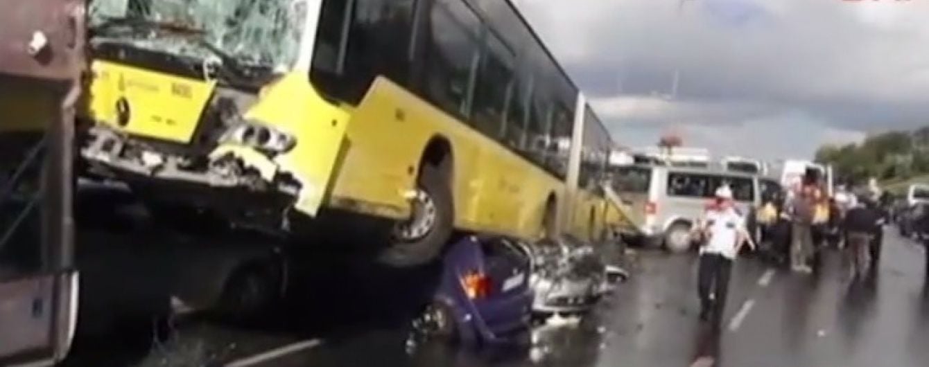В Стамбуле произошло масштабное ДТП из-за зонтика
