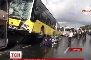 В Стамбуле произошло масштабное ДТП из-за зонтика