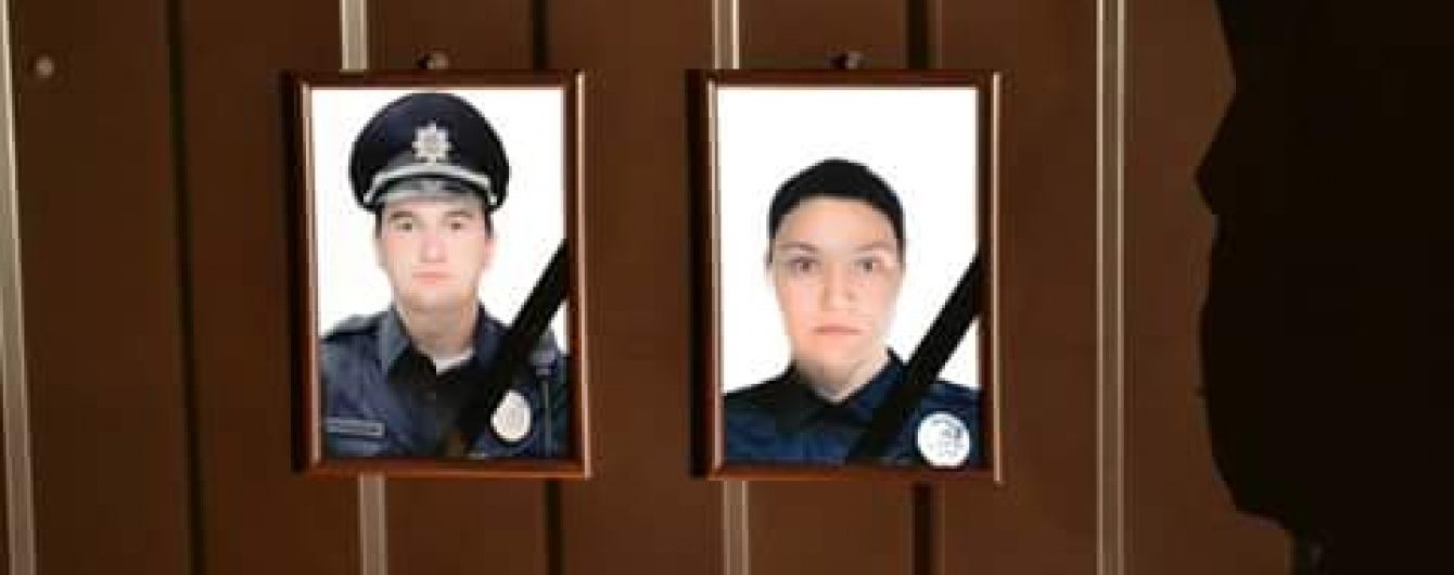 У Дніпрі несуть квіти до управління поліції в пам'ять про загиблих копів