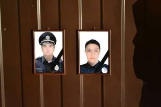 У Дніпрі несуть квіти до управління поліції в пам'ять про загиблих копів