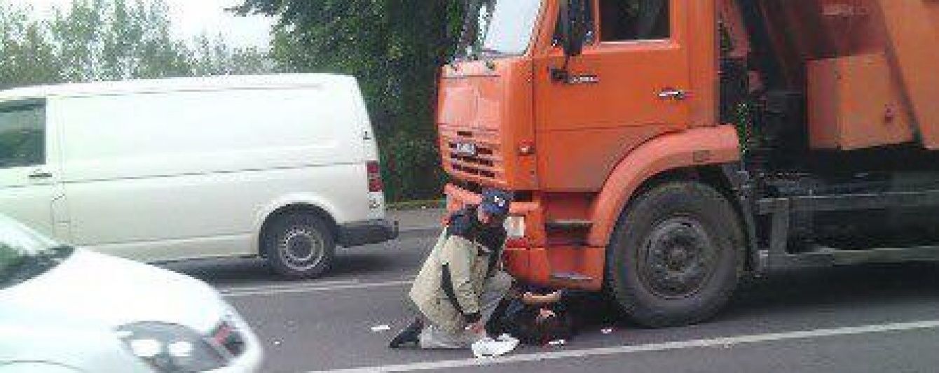 Во Львове на мосту КамАЗ сбил перебегавшую дорогу женщину