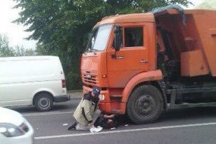 Во Львове на мосту КамАЗ сбил перебегавшую дорогу женщину