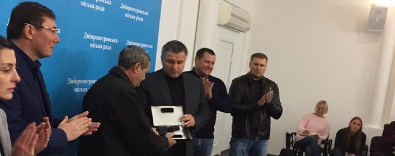 Водія маршрутки, який намагався зупинити вбивцю патрульних, нагородили пістолетом