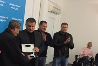 Водія маршрутки, який намагався зупинити вбивцю патрульних, нагородили пістолетом
