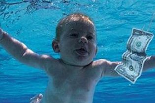 Малюк з обкладинки культового альбому Nirvana відтворив знамениту фотографію через 25 років