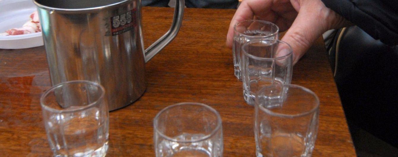 Експерти пояснили, чим небезпечна для організму дешева горілка "на розлив"