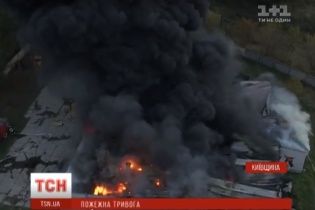 Пожежники з різних районів та жахливий сморід. Під Броварами локалізували займання на складах