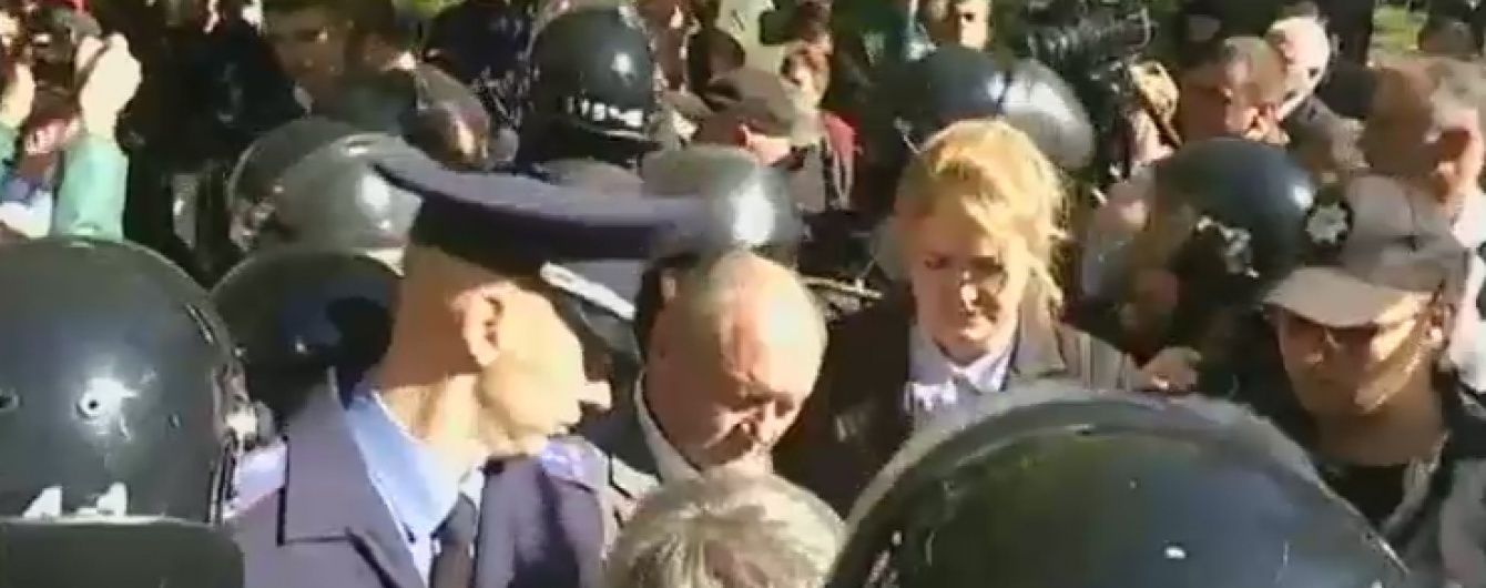 Під одеським апеляційним судом побилися патріоти і прихильники опозиціонерів