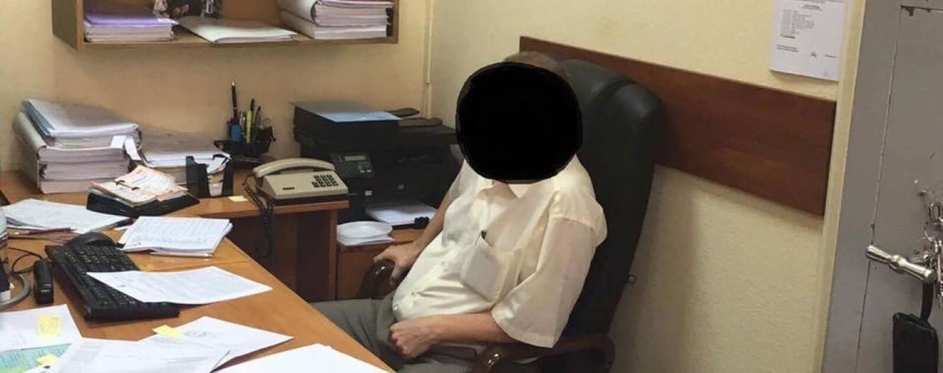 Задержанному на взятке прокурору Черному присудили арест и залог