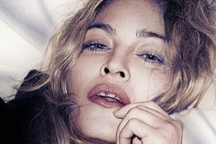 Скандальна Мадонна "розмістила" Гілларі Клінтон між ніг та роздяглася