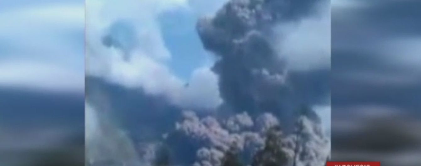В Індонезії розшукують сотні туристів, які зникли під час раптового виверження вулкану