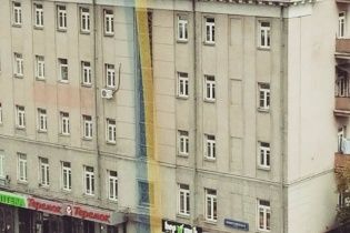 У Москві на фасаді будинку вивісили величезний український прапор