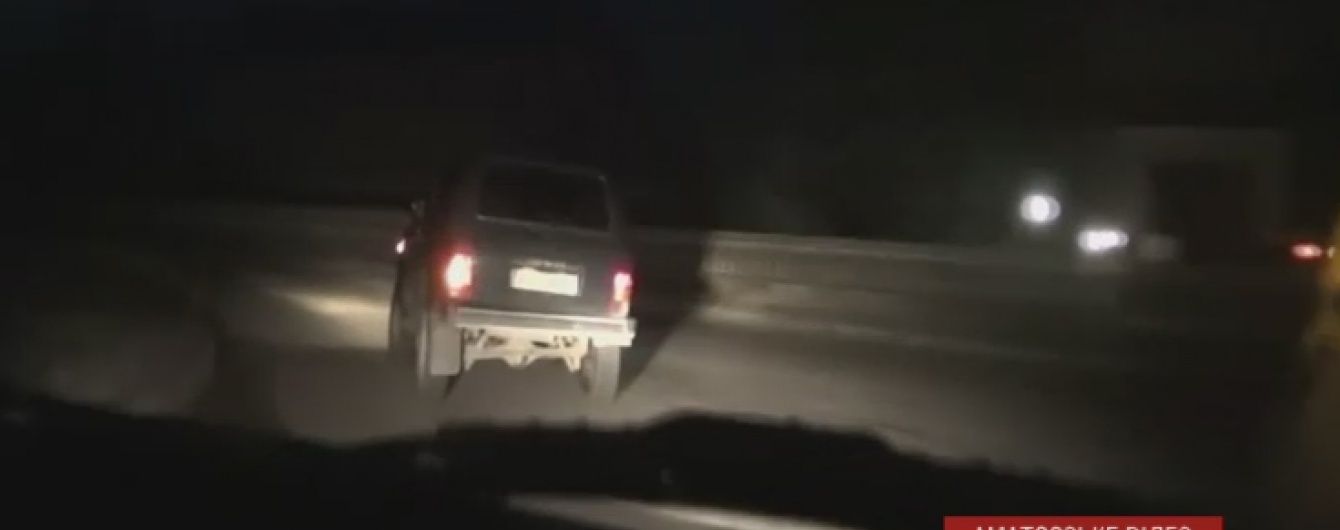 Главный коп Косовщины после застолья убегал от активистов на служебном авто
