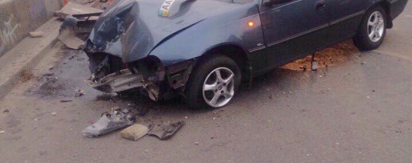 У центрі Києва водій Chevrolet влетів у підземний перехід і втік, поставивши авто на сигналізацію