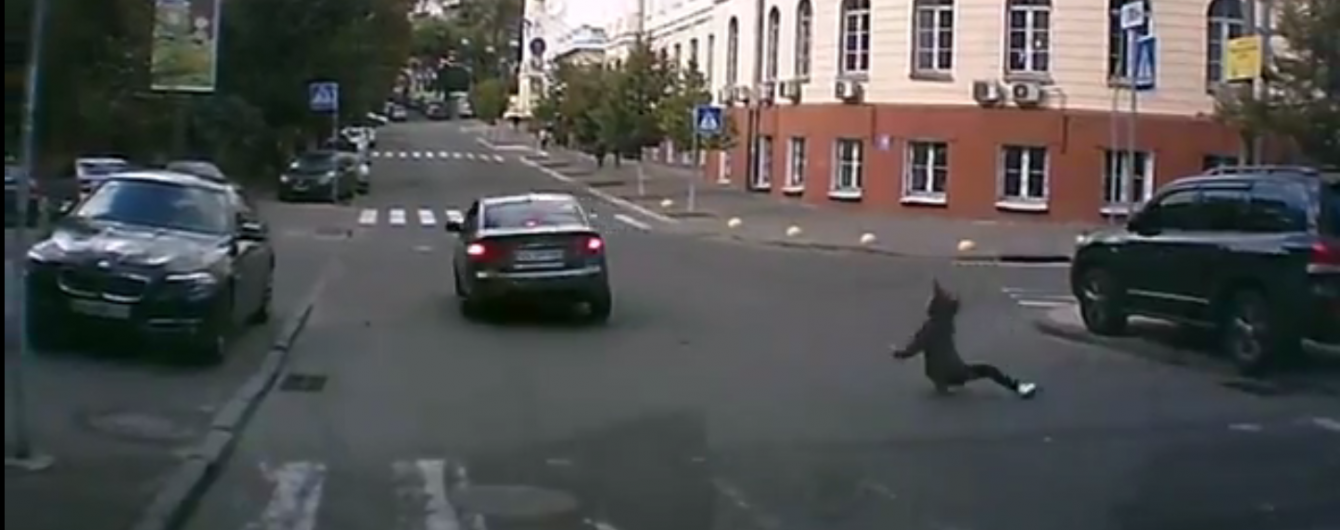 В Киеве неизвестный на большой скорости сбил девушку на "зебре"