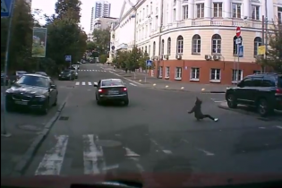 В Киеве неизвестный на большой скорости сбил девушку на "зебре"