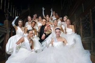 Робби Уильямс высмеял российских олигархов в новом клипе