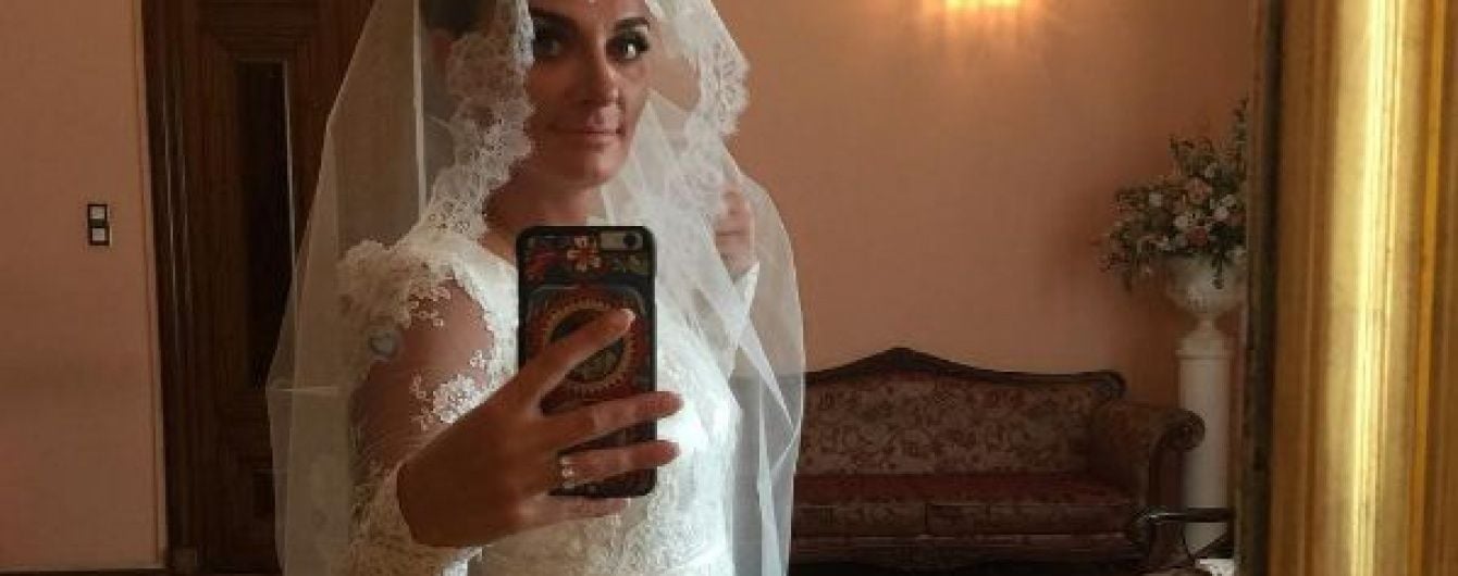 Елена Ваенга в свадебном платье сообщила, что выходит замуж
