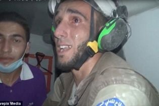 У Мережі з'явилося несамовите відео, як рятувальник ридає після порятунку немовляти у Сирії