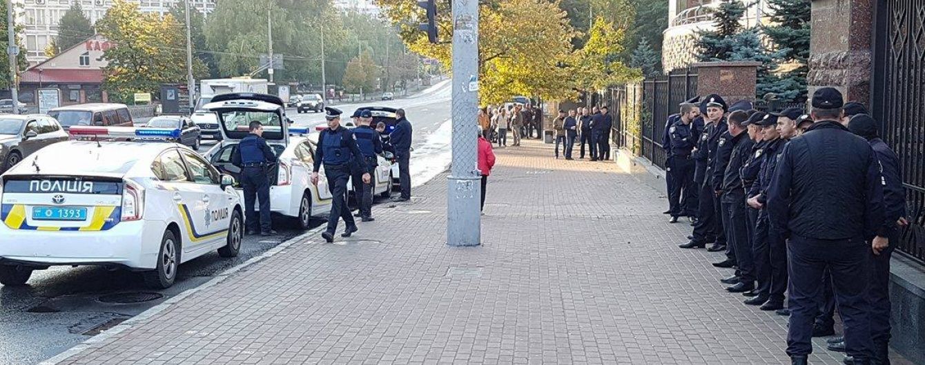 ТСН направила запити Авакову та Деканоідзе про дивну поведінку поліції під судом у Києві
