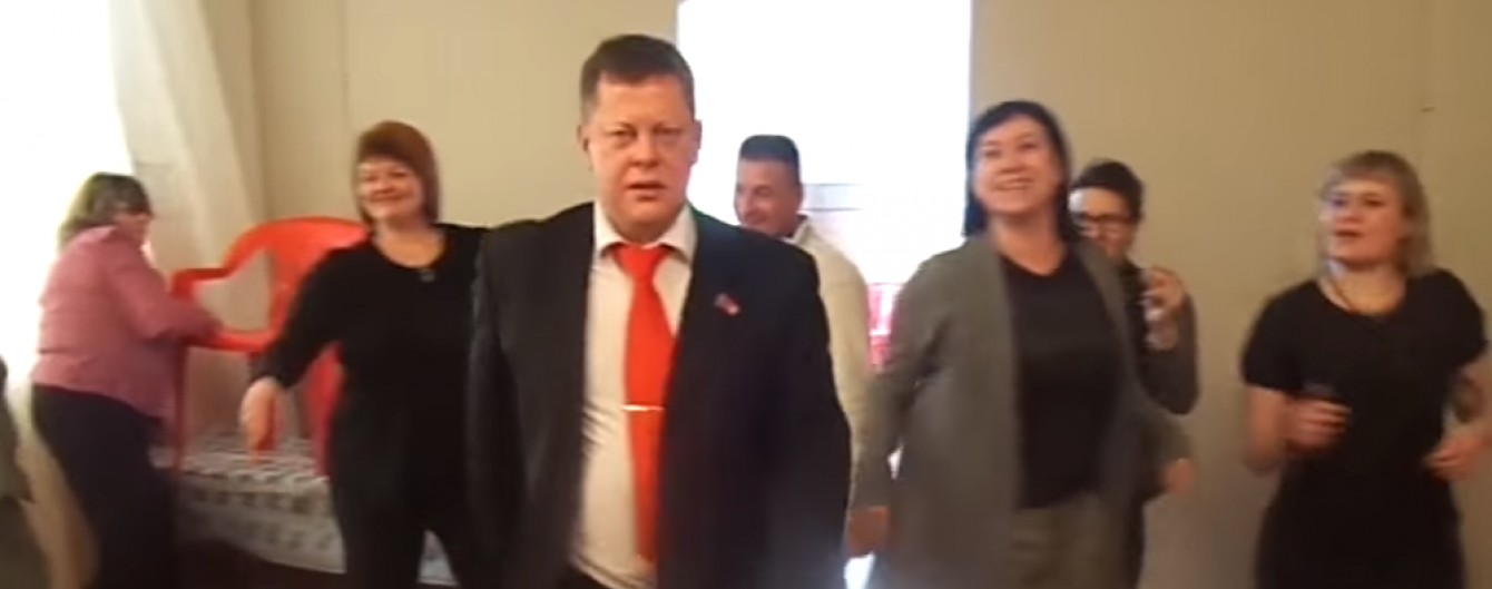 Медведев нервно курит. В Сети смеются над неистовыми танцами российского депутата