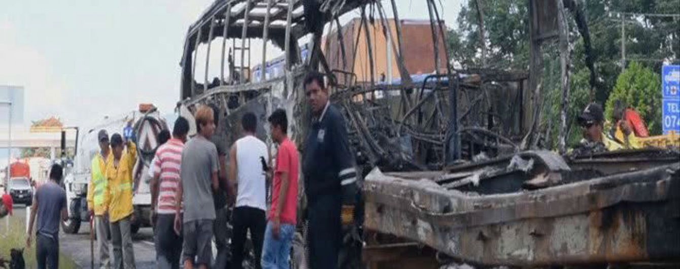 Під час аварії автобуса з вантажівкою в Мексиці загинули 13 людей
