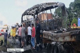 Під час аварії автобуса з вантажівкою в Мексиці загинули 13 людей