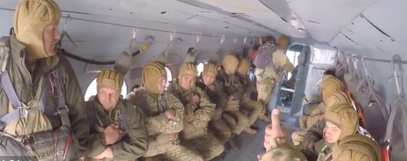 У Мережі з'явилося видовищне відео стрибків з парашутом житомирських десантників