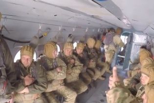 У Мережі з'явилося видовищне відео стрибків з парашутом житомирських десантників