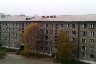 Мешканці аварійного будинку в Сибіру написали на даху "Путіне, допоможи!"