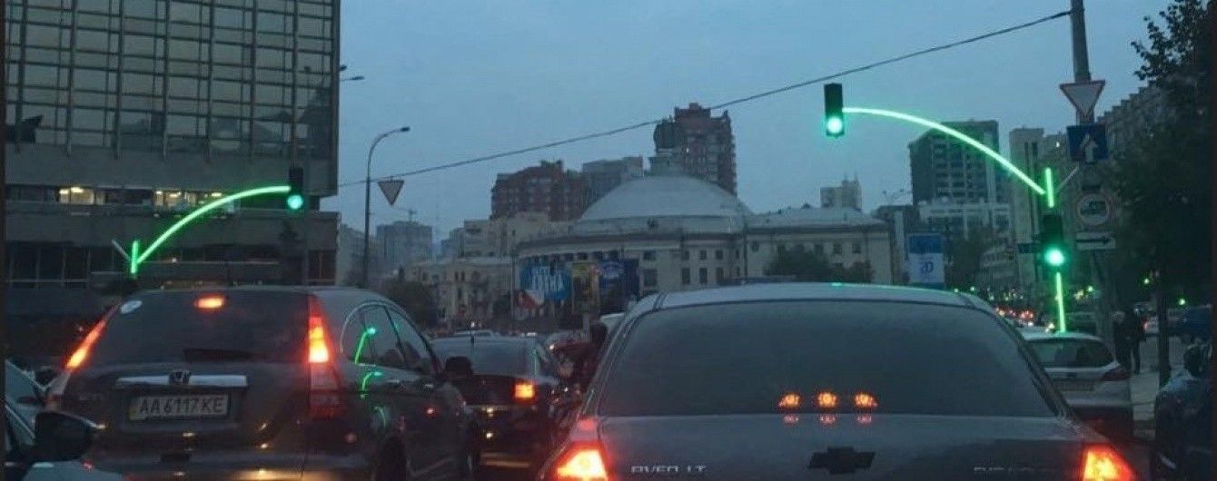 В Киеве установили экспериментальный светофор с подсвечиваемой опорой
