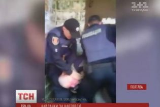 У Полтаві п'ятеро поліцейських затримували 63-річного торгівця картоплею