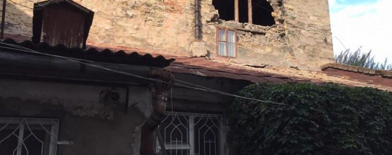 В Одесі після зливи обвалилася частина стіни житлового будинку