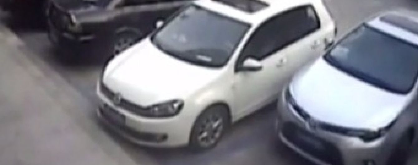 В Китае автомобилист-неудачник 15 раз ударил соседнюю машину, пока выезжал со стоянки